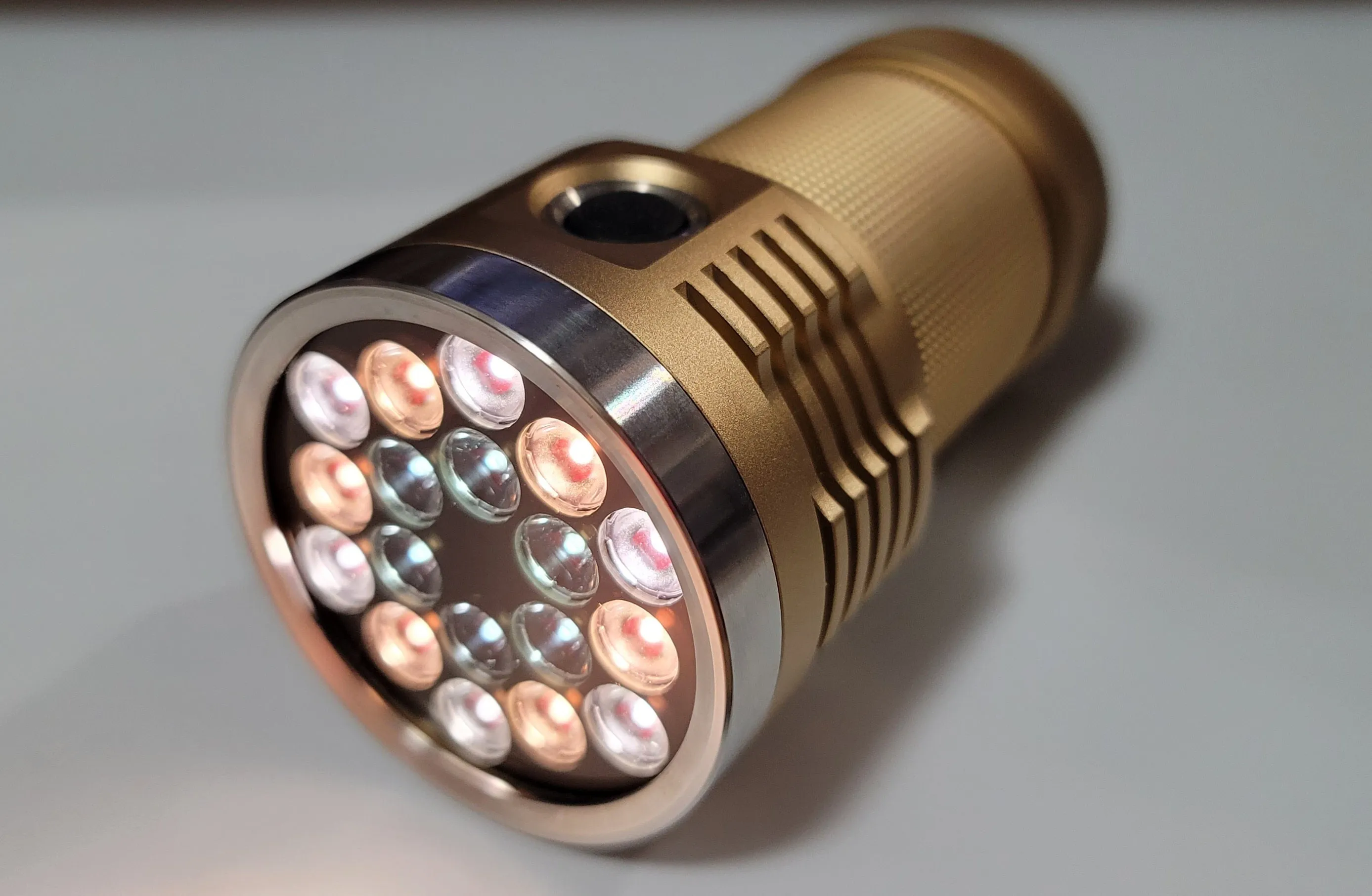 Emisar D18 Custom Emitter MIX SST20/2700k/4000k Osram W2 High Power LED Flashlight